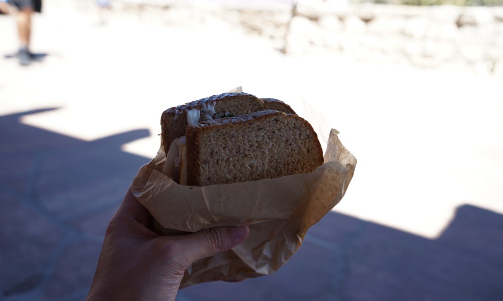 配られるランチボックスに入っているサンドイッチ