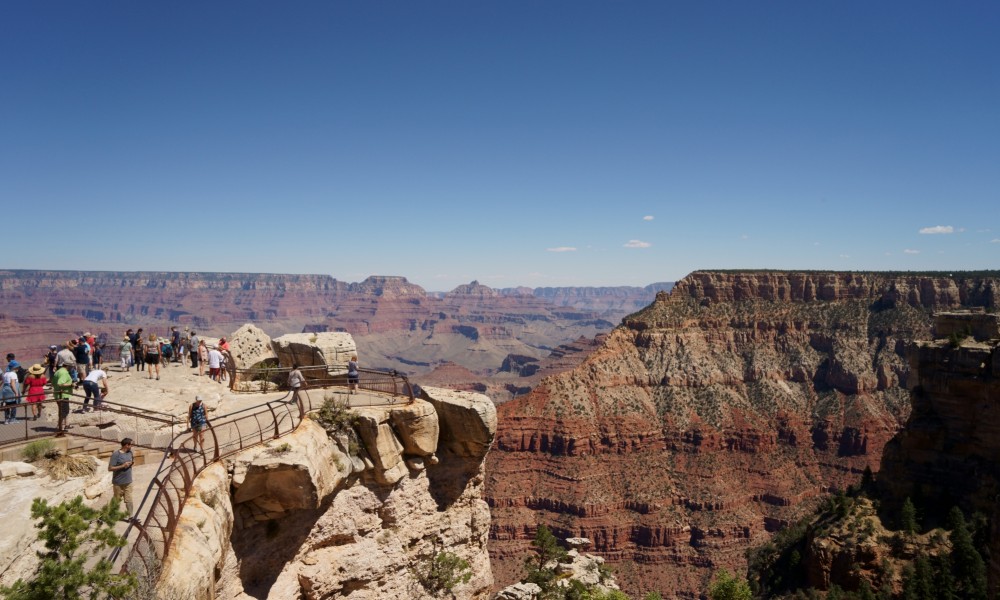 せり出した場所に手すりがつけられています